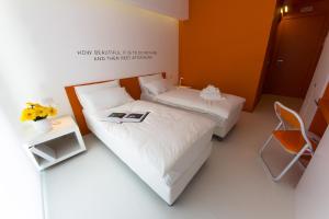 Habitación pequeña con 2 camas y mesa. en Bed 'n Design, en Floridia