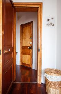 een hal met een houten deur en een mand bij Très bel appartement idéal couple et famille in Villers-sur-Mer