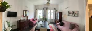 カターニアにあるModern flat Cataniaのリビングルーム(ピンクの家具、ピンクの椅子付)