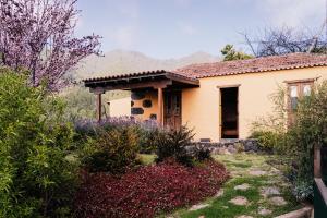 una casa con un jardín delante de ella en Casa Elena, en Tijarafe