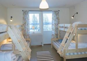 Bunk bed o mga bunk bed sa kuwarto sa Hotell Klimpfjäll