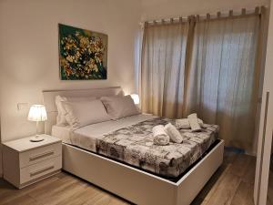 ローマにあるCozy San Pietroのベッドルーム1室(壁に絵画が描かれたベッド1台付)