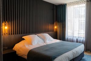 ein Schlafzimmer mit einem großen Bett und einem Fenster in der Unterkunft Designhotel Beila in Bilzen