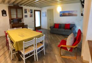 a living room with a table and chairs and a couch at Garda Sailor’s House in Garda
