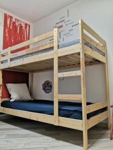 Ein Etagenbett oder Etagenbetten in einem Zimmer der Unterkunft Garda Sailor’s House