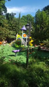 un parque infantil con una montaña rusa en Hotel Bulaq, en Turist