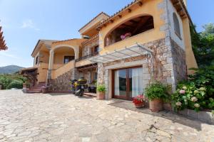 a building with a motorcycle parked in front of it at Domus Francy in San Teodoro