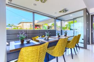 斯普利特Bel Residence的用餐室配有桌椅和大窗户