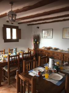een eetkamer met houten tafels en stoelen bij Las Persianas Azules in Vélez Rubio