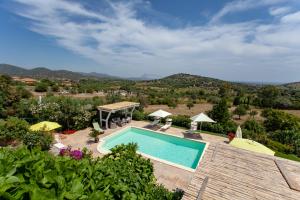 una imagen de una piscina en una villa en Domus Francy en San Teodoro