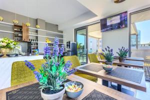 une salle à manger avec une table et des plantes pourpres dans l'établissement Bel Residence, à Split