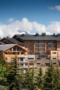 a building with a mountain in the background at Résidence Daria-I Nor by les Etincelles in L'Alpe-d'Huez