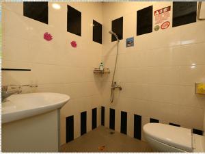 łazienka z umywalką i toaletą w obiekcie 陽光綠堤民宿 w mieście Taidong