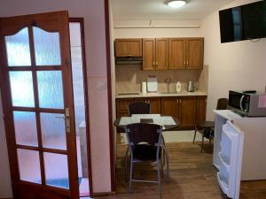 A kitchen or kitchenette at Apartmánový dom Magda