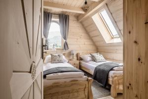 Łóżko lub łóżka w pokoju w obiekcie TatryTop Osada Luxury Chalets Kościelisko