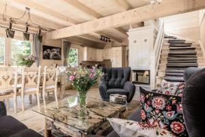 Część wypoczynkowa w obiekcie TatryTop Osada Luxury Chalets Kościelisko