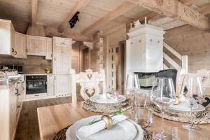 Kuchnia lub aneks kuchenny w obiekcie TatryTop Osada Luxury Chalets Kościelisko