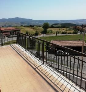 balcone con recinzione e vista su un campo di Albergo La Torre a Radicofani