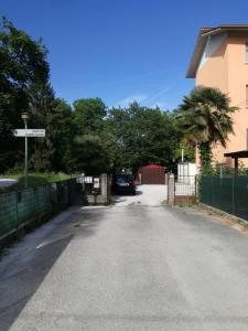 une rue vide devant une maison dans l'établissement Rio Taglio, à Cervignano del Friuli