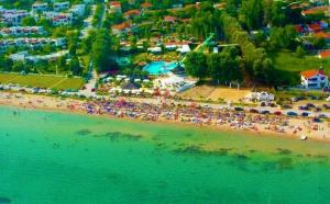 ネア・カリクラティアにあるKtima Anatoli Luxury Resort Residencesの人々の多い海岸の空中