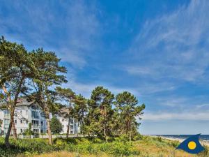 ein Haus auf einem Hügel neben dem Strand in der Unterkunft Villa Strandperle, Whg. 25 in Bansin