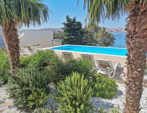 Bazén v ubytování Beachfront Apartments Anita with Pool nebo v jeho okolí