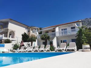 Bazén v ubytování Beachfront Apartments Anita with Pool nebo v jeho okolí