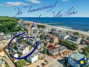 eine Luftansicht einer Stadt am Meer in der Unterkunft Villa Malve Wohnung 05 in Bansin