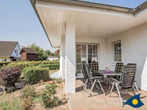 eine Terrasse mit einem Tisch und Stühlen auf einem Haus in der Unterkunft Ferienwohnung (-haus) Whg. 01 Gartenstraße in Bansin