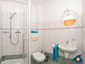 Ein Badezimmer in der Unterkunft Ferienwohnung (-haus) Whg. 01 Gartenstraße