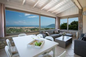 レフカダにあるSilencio Villasのリビングルーム(白いテーブル、椅子付)