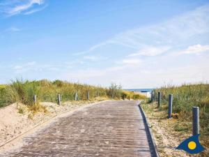 een houten pad naar het strand bij Forum Marinar Whg 24 in Bansin