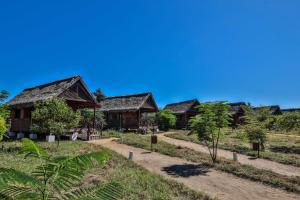 une rangée de cottages sur une colline avec un ciel bleu dans l'établissement RELAIS DU KIRINDY, à Kirindy