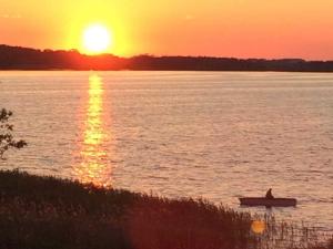 ゼリンにあるFerienwohnung 07 Sellinの夕水船乗り