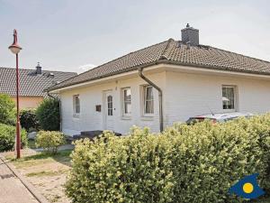 ein Haus mit einem davor geparkten Auto in der Unterkunft Ferienwohnung (-haus) Whg. 01 Gartenstraße in Bansin