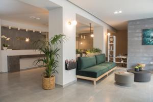 Гостиная зона в Ammos Beach Seaside Luxury Suites Hotel