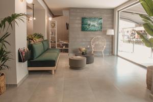 Гостиная зона в Ammos Beach Seaside Luxury Suites Hotel