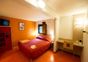 Un pat sau paturi într-o cameră la Premiere Classe Orleans Ouest - La Chapelle St Mesmin