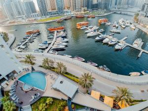 una vista aérea de un puerto deportivo con barcos en el agua en Signature Hotel Apartments and Spa, en Dubái