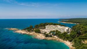 eine Luftansicht eines Resorts auf einer Insel im Meer in der Unterkunft Valamar Carolina Hotel & Villas in Rab
