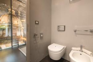 羅馬的住宿－聖卡羅套房酒店，一间带卫生间和水槽的浴室