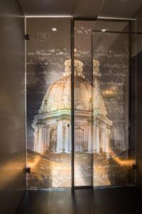 un riflesso di un edificio in una vetrina di San Carlo Suite a Roma