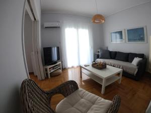 Televízia a/alebo spoločenská miestnosť v ubytovaní Athens Downtown Boho Apartment 1 min from metro