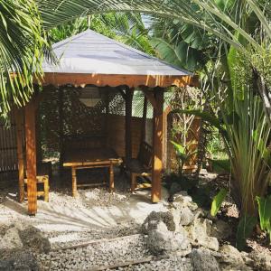Ein Garten an der Unterkunft Ti coin paradis