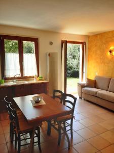 Fonte la Perna في Polverigi: مطبخ وغرفة معيشة مع طاولة وكراسي