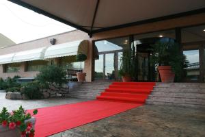 um tapete vermelho em frente a um edifício em Park Hotel Paradiso em Piazza Armerina