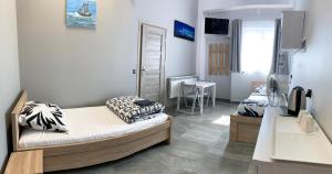 1 dormitorio con 1 cama y escritorio con TV en OLIVIA en Osiek