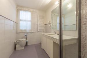 Um banheiro em Elegance in Santa Maria Novella