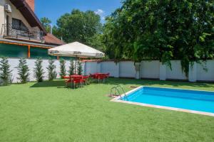 Bazén v ubytování Hullam Rooms Siofok nebo v jeho okolí