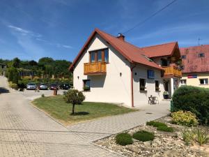 Casa blanca con techo rojo en Willa Karla, en Krynica-Zdrój